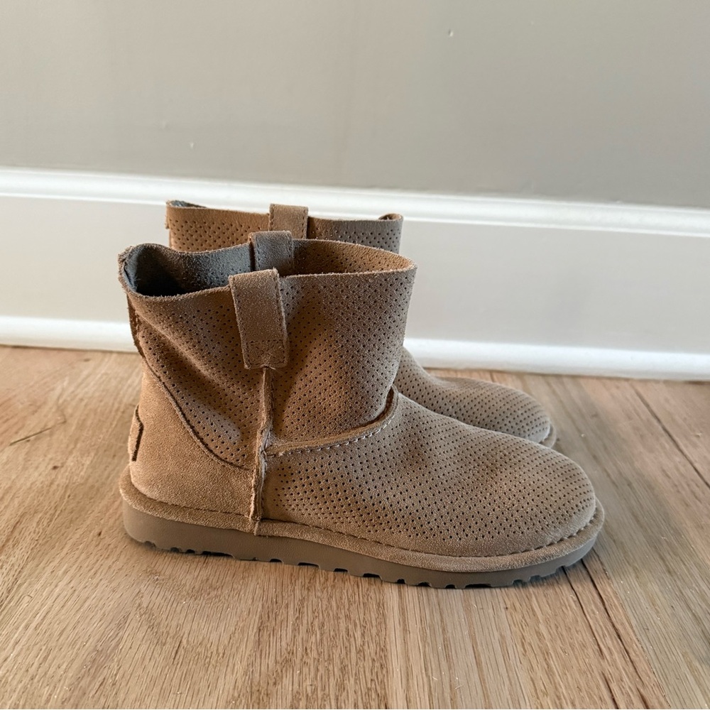 UGG Classic Unlined Mini Perf 1016852 Suede Tan Size 6 Women's Boots EUC